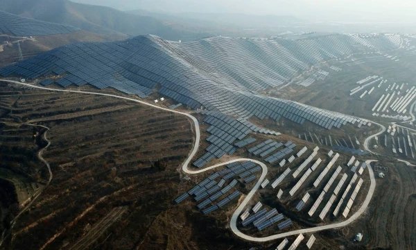 Saulės jėgainės Kinijoje. (AP / „Scanpix“ nuotr.)