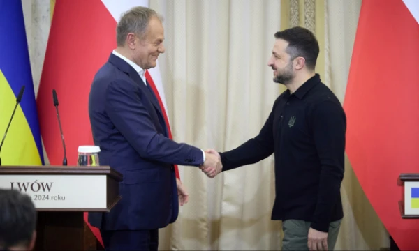 Donaldas Tuskas, Lenkijos premjeras, ir Volodymyras Zelenskis, Ukrainos prezidentas, spaudžia vienas kitam rankas. „Zumapress“ / „Scanpix“ nuotr.