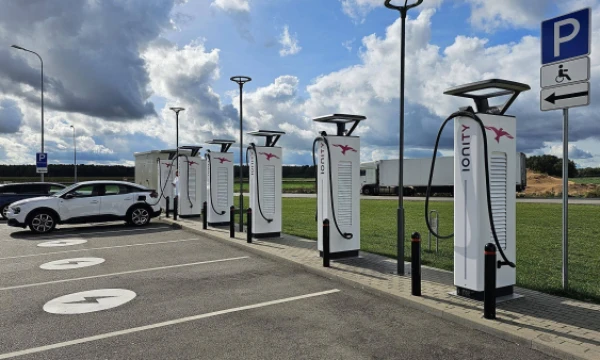Elektromobilių įkrovimo infrastruktūra Lietuvoje jau pasiekė planuotą lygį ir atitinka ES standartus, tačiau jos perspektyvai kyla grėsmė dėl lėtai augančio naudotojų skaičiaus. Lino Butkaus (VŽ) nuotr.