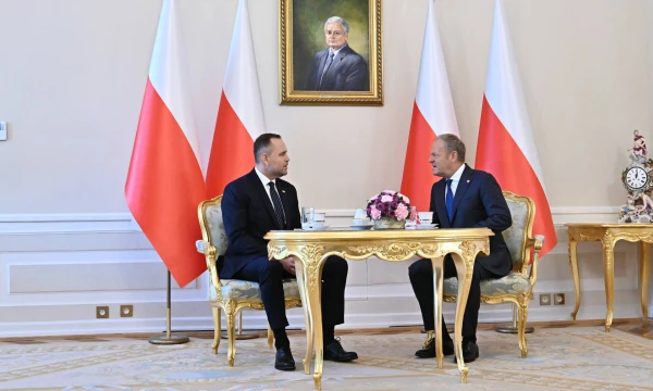 Lenkijos prezidentas Karolis Nawrockis ir Lenkijos premjeras Donaldas Tuskas. Damiano Burzykowskio („ZUMA Press“/„Scanpix“) nuotr. 