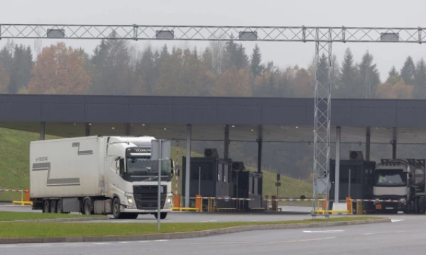 Vilkikai Medininkų pasienio punkte. Juditos Grigelytės (VŽ) nuotr. Vilkikai Medininkų pasienio punkte. Juditos Grigelytės (VŽ) nuotr.