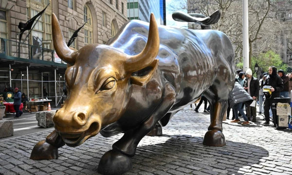 Garsioji buliaus skulptūra netoli Niujorko vertybinių popierių biržos (NYSE) Niujorko finansų rajone. Angelos Weiss (AFP / „Scanpix“) nuotr. 