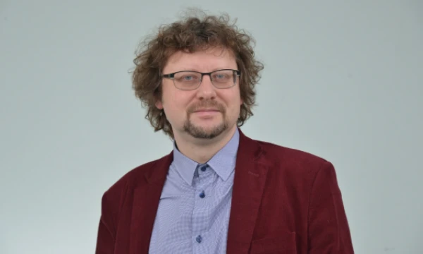 „Viena didžiausių kliūčių, neleidžiančių bioplastikui visiškai išstumti plastiko, yra jo gamybos kaina“, - sako profesorius .dr. Jaunius Urbonavičius, VILNIUS TECH Chemijos bioinžinerijos katedros vedėjas. Universiteto nuotr.
