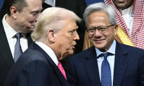 Donaldas Trumpas ir Jensenas Huangas, „Nvidia“ vadovas. Brendano Smialowskio (AFP / „Scanpix“) nuotr. 