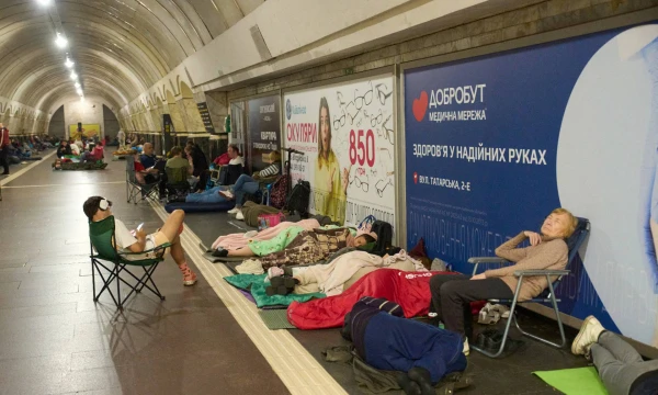 Kyjivo gyventojai nakvoja metro stotyje. Efremo Lukatskio (AP / „Scanpix“) nuotr. 
