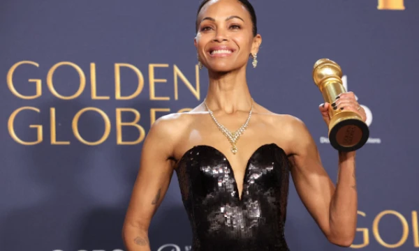 Zoe Saldana, pelniusi „Auksinį gaublį“ už antraplanį vaidmenį filme „Emilia Perez“. Mario Anzuoni („Reuters“ / „Scanpix“) nuotr. 