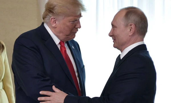 JAV prezidentas Donaldas Trumpas ir karo nusikaltimais kaltinamas Rusijos autoritarinis lyderis Vladimiras Putinas 2018 m. Aleksejaus Nikolsio („Sputnik“/„Scanpix“) nuotr. 