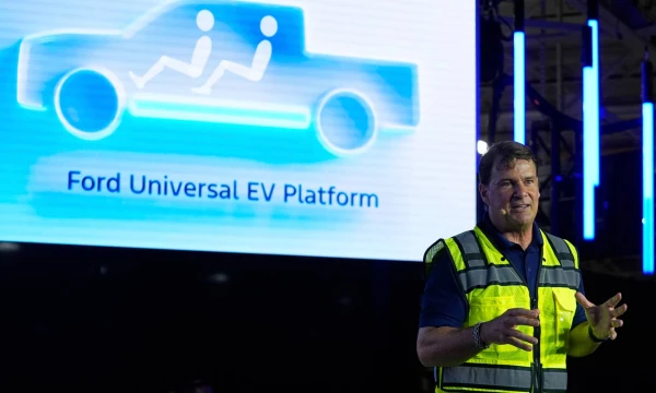 Jimas Farley, „Ford“ vadovas, kalba apie didžiulį posūkį nuo ankstesnės kompanijos taktikos elektrifikuoti didžiausius „Ford“ modelius. Darrono Cummingso (AP / „Scanpix“) nuotr.