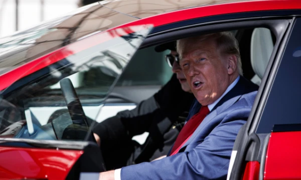 D. Trumpas ir E. Muskas „Tesloje“. „Picture alliance“/„Consolidated News Photos“/„Scanpix“ nuotr.