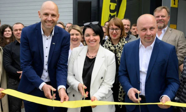 Pirmąjį Baltijos šalyse „Kärcher“ automobilių švaros centrą atidarė Lilia Sedlar, Rytų Europos regiono prezidentė, ir Mindaugas Levickas, „Kärcher Lietuva“ direktorius. 