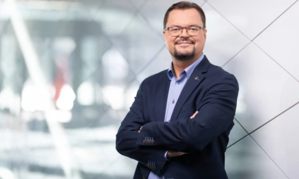 „Tokenizacija gerina vartotojo patirtį, ypač mobiliuosiuose įrenginiuose, kur net maži nepatogumai klientus paskatina palikti neapmokėtą pirkinių krepšelį“, – sprendimo naudą nusako Deimantas Trumpickas, „Swedbank“ Lėšų valdymo pardavimų palaikymo departamento direktorius. Bendrovės nuotr.