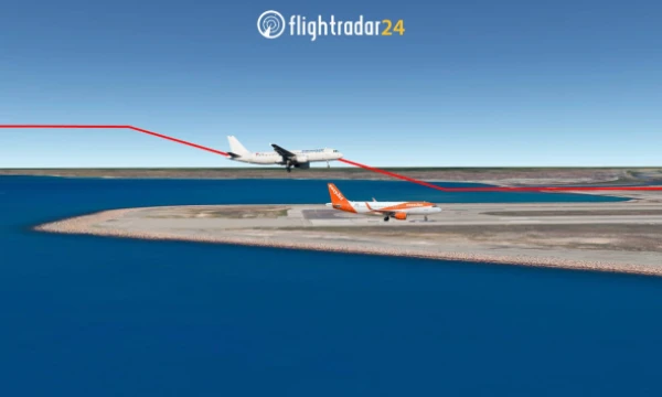 Du keleiviniai lėktuvai prasilenkė 15 m atstumu. „Flighradar24“ vizualizacija.