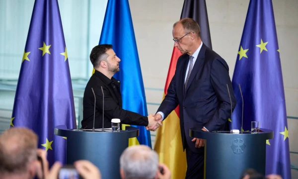 Ukrainos prezidentas Volodymyras Zelenskis ir Friedrichas Merzas, Vokietijos kancleris. Ukrainos Prezidentūros/„Scanpix“ nuotr. 