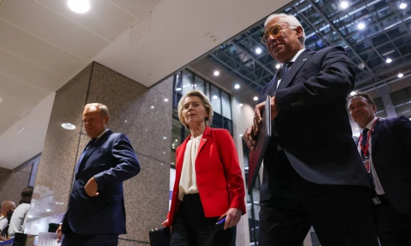 ES pirmininkaujančios Lenkijos premjeras D. Tuskas, EK vadovė U. von der Leyen ir Europos Vadovų Tarybos pirmininkas A. Costa. Yves‘o Hermano („Reuters“ / „Scanpix“) nuotr. 