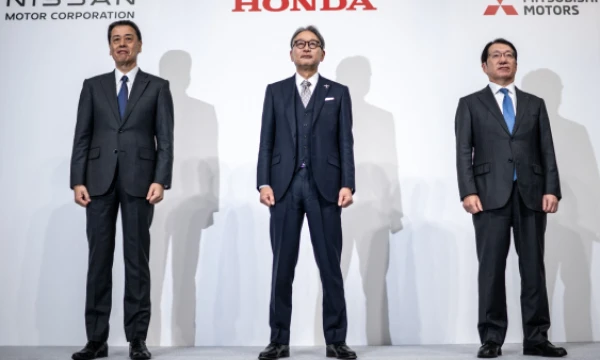 Iš kairės: Makoto Uchida „Nissan Motor Corporation“ prezidentas ir generalinis direktorius, Toshihiro Mibe, „Hondos“ prezidentas ir Takao Kato, „Mitsubishi Motors“ prezidentas ir generalinis direktorius. AFP / „Scanpix“ nuotr.