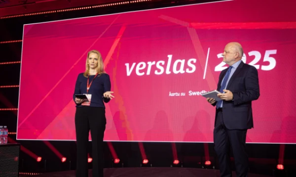 Inga Skisaker, „Swedbank“ vadovė Lietuvoje ir valdybos pirmininkė ir Rolandas Barysas, „Verslo žinių“ vyr. redaktorius. Juditos Grigelytės (VŽ) nuotr.