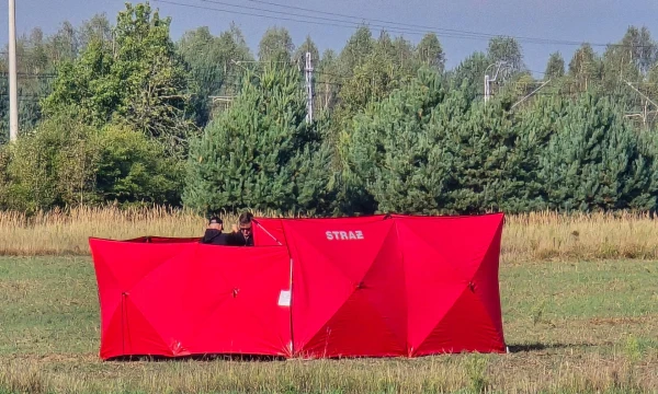 Lenkijos ugniagesiai saugo numuštų dronų dalis. Piotro Pyrkoszo („AP Photo“ / „Scanpix“) nuotr.