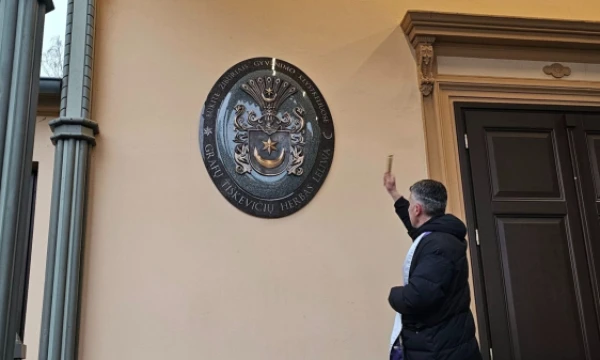 Tiškevičių giminės herbas ant Kurhauzo fasado. Palangos savivaldybės nuotr. 