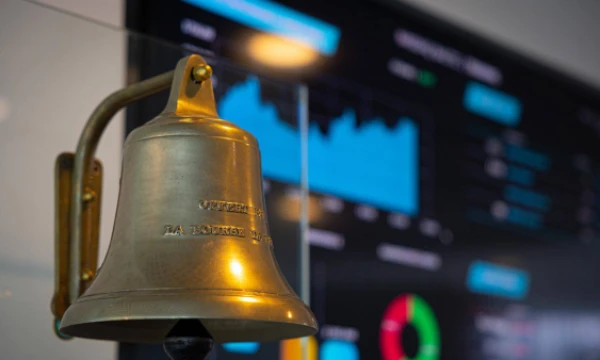 Prekybos pradžią simbolizuojantis varpas „Nasdaq Vilnius“ biržoje – svarbus momentas vertybinių popierių rinkoje. Vladimiro Ivanovo (VŽ) nuotr.