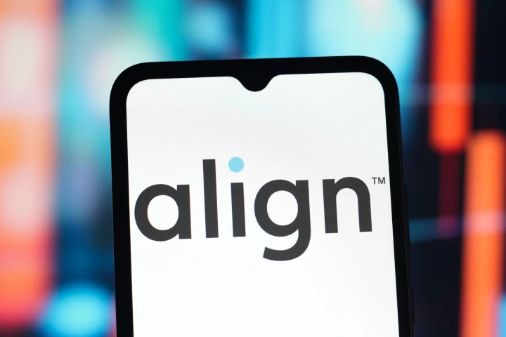 10 analitikų rekomenduojamų bendrovių akcijų, kurios seka S&amp;P 500 indeksą