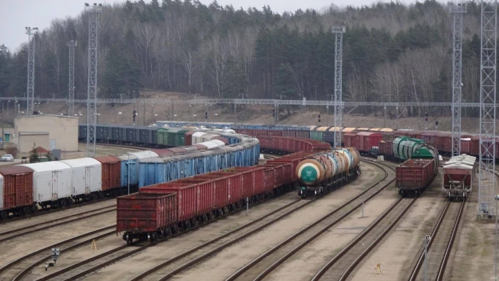 Geležinkelininkų pusmetis - su 7,3% mažėjančiu krovinių kiekiu ir 4,1% augančiu keleivių skaičiumi