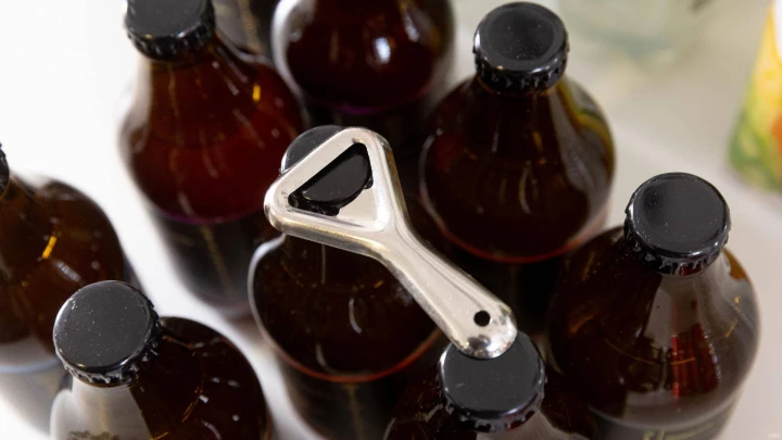 Alkoholiu aptekusi Lenkija imasi veiksmų: siekia uždrausti įsigyti gėrimus naktį