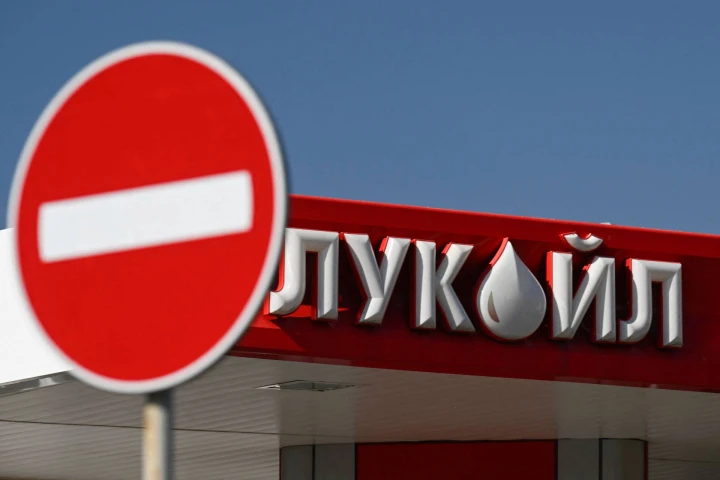 JAV sankcijos kanda „Lukoil“ – bendrovė paskelbė parduosianti aktyvus užsienyje