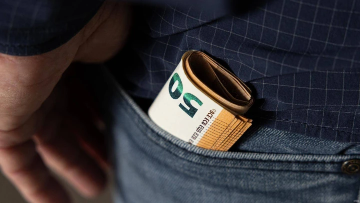 Išgyventi bet kokia kaina: tamsūs laikai į sektorių prišaukia šešėlį ir juodąsias kasas